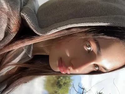Watch pregnant cam girl Love_my_Lips caress her rounded tummy