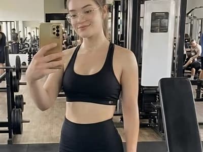 Cooking girl Girl_sautéing_while_engaging_viewers Men-TOP1