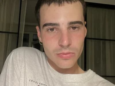 See more of guy bottom Lucas_bennet's backside as he exposes his glutes on this male cams butt focus stream.