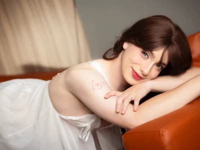 See girl twerk white tiffannyland's white butt bounce while she dances on cam.