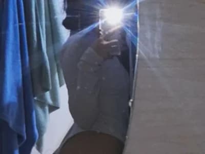 Beautiful Mexican girl Saraaaaaaxnx captivates on her live cam, bringing the essence of Mexican beauty to your screen.