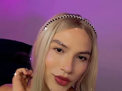 Trans private cam Club Transcendence offers exclusive access to camila___princess's chat.