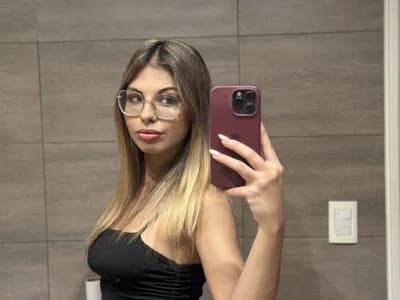 Witness new curvy girl on cam in action as Vickymoons debuts her luscious curves live