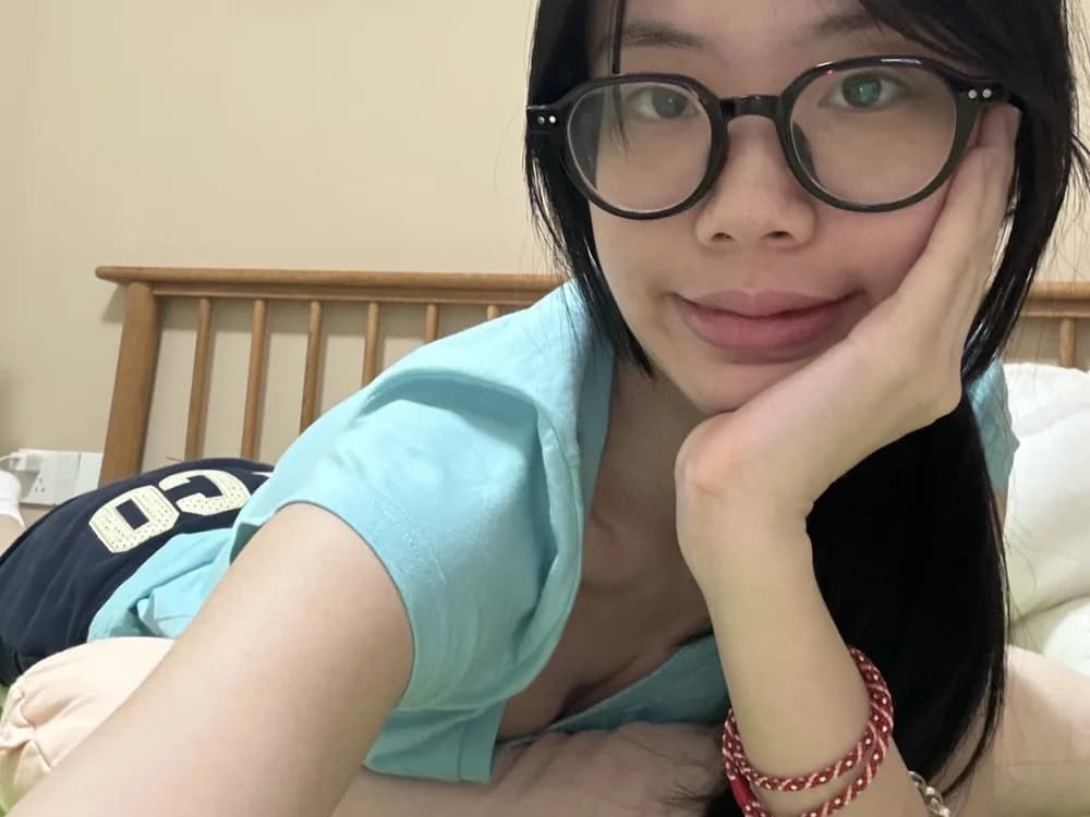 View blonde vixens live, starting with girl nordic nooneknowspoppy's steamy cam show.
