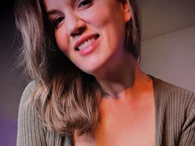 Athletic girl Agile women camming, watch flexibility in action MaiseKnox