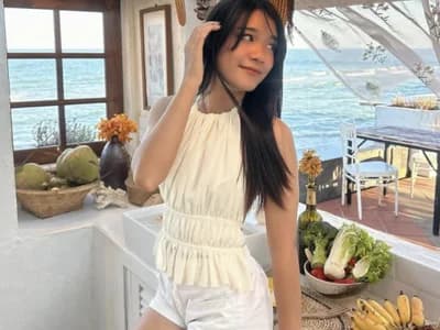 Join Thai cam girl Moon-Velvet in traditional garb