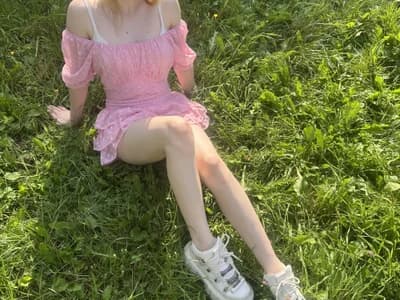 Girl KoriMelon's private show lets you get into anime fantasies with her.