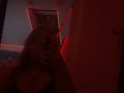 sassi_babe enjoys cam2cam shows for couples to connect privately.
