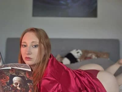 Model Opheliiaa wants to give you a special sex show tonight
