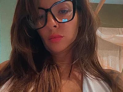 Girl european claraxloveuse, a sexy Euro, performing intimate acts live online