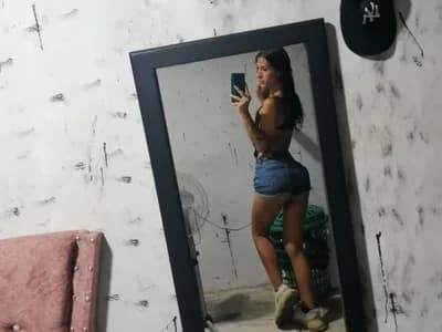 Gamers meet trans cam stars like Victoriadeluxe for intimate sessions.