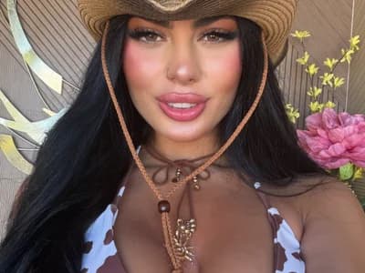 Meet RavennaDArcy, the hot babe with gorgeous black hair and a playful spirit.