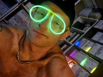 Bubblebutt guys, feast your eyes on our bubbly butts cam shows with PeckerPacker1000.
