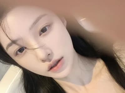 Masturbation watch: girl bdbdzs pleasures herself on webcam.