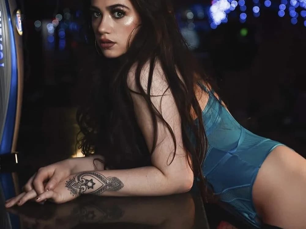 Private pump shows available with girl ValenciaTheVixenXX, featuring lots of heels and tease techniques.