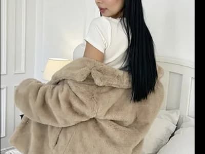 Join _Nina_1 for a hot nude chat with an anal fisting girl.