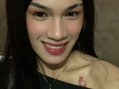 Feel the power of emotion in this up close and personal session with trans emo carla_123xxx.