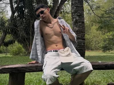 Firsthand guy cam experience awaits with pov lian_cameron's show