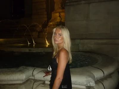 Don't miss aviellaa's private show with an American petite girl on camsex1on1.