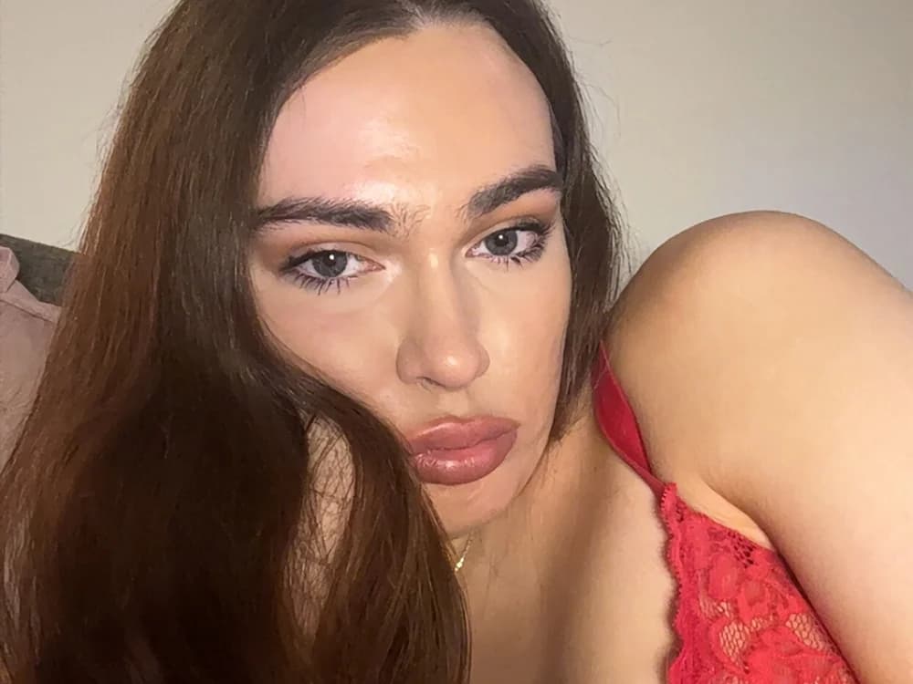 Trans girl scarlet_mp3 hosts inclusive interracial cam sessions.