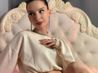 Sexting Girl sends explicit texts during raunchy cam session with admirers flora_off