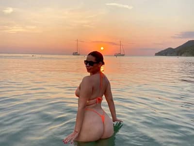 Big ass big tits eva_monrooe, a round bottom girl, twerking huge rump on webcam.