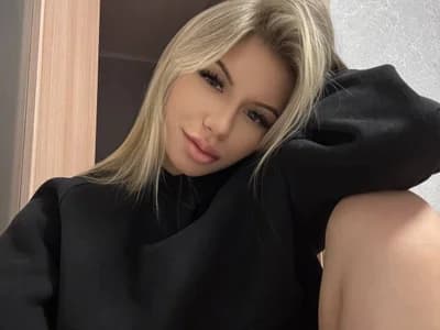Seeing is believing as this couple enjoys a passionate massage together now. Sidny_Beth