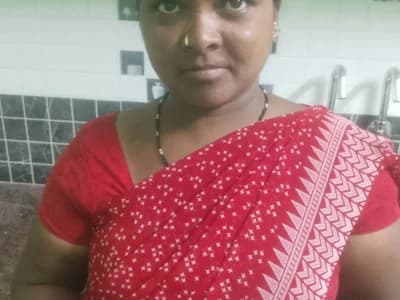 Watch telugu model Hotviyaja-sexy apply henna patterns in real-time on her cams