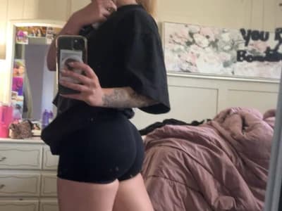 Find charming Canadian cam girl CandaceMarie on her maple leaf cam