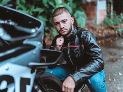 Guy piercings MaximusClark's live stream: Flaunting his different ear stretches