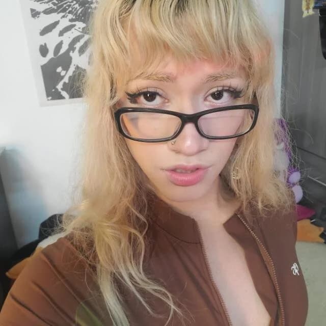 Check out the sensual side of Bangladeshi webcams with trans girl Belle_Kitten's live nude performances