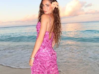model Gets intimate in 69 position, inviting you to join her private show. Sawsansex
