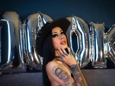 Nerds girl Nerd watch as brainy beauty solves complex puzzles live on stream. Mackenzie_Bree