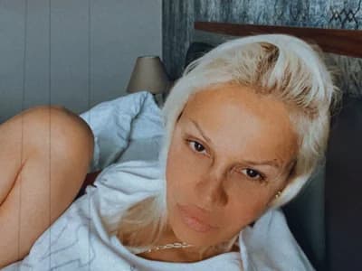 Catch erotic camel toe displays from couple DeborahXPorn and mate
