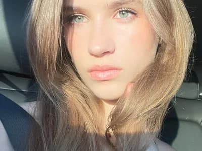 Meet lovely loonie girl canadian LynellMilleson broadcasting live from the great white north