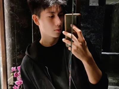 Join alextang2005 for guys enjoy intimate dildo or vibrator play during live cam sessions.