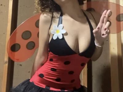 Sexy messaging on adult cams heats up with erotic typing action from girl sexting maisie_goldxx