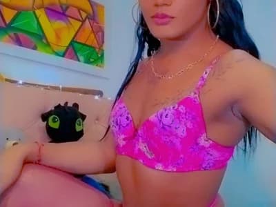 Trans girl tomboy DOLL_PARTY_BIGCOCK's boyish appeal shines through in one-on-one cam session.