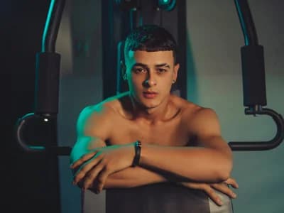 Join JuniorMorris_ for guys appreciate smooth shaven cam performers.