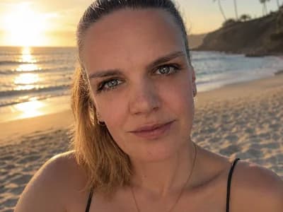 Girl enjoying every moment of her luxurious privates. Sweet_Schnitte