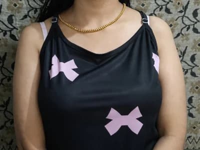 See Indian girlfriends online, capturing love stories unfold with girl romantic indian anisha_tamilponnu's romantic performance