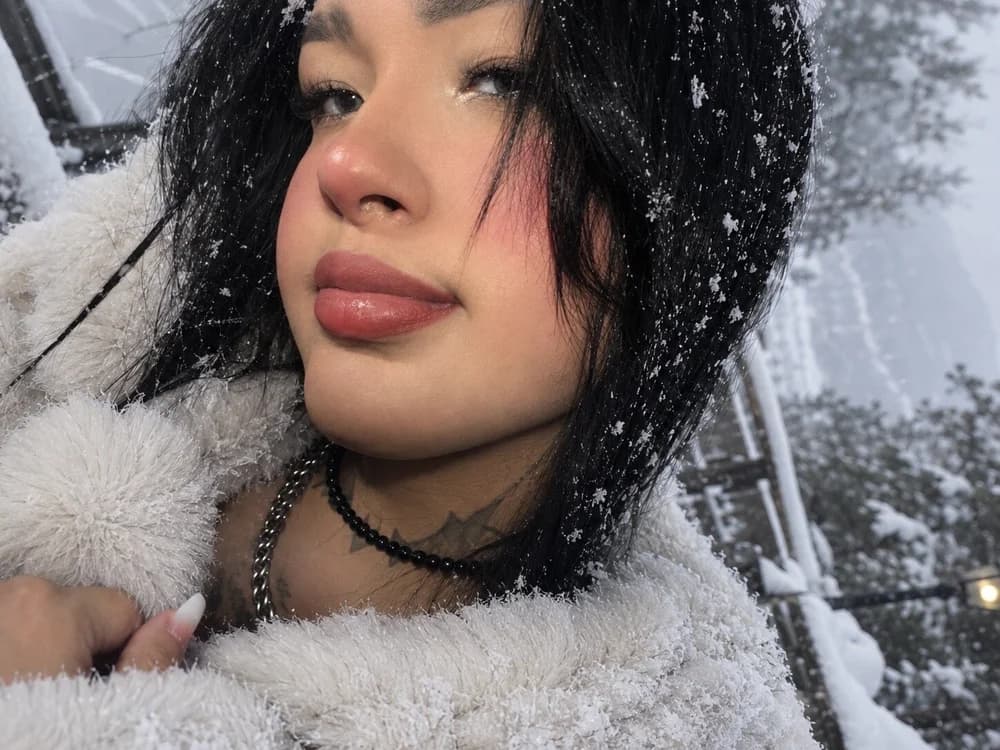Get into the exotic appeal of Bangladeshi trans girl girl like IsabellBigtitsxx online