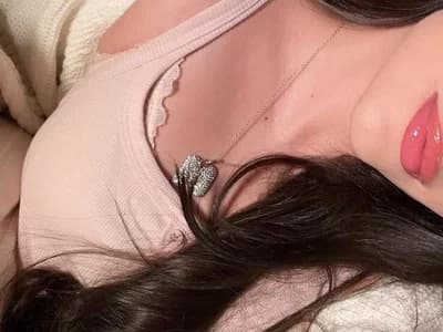 Topless arab beauty girl Stelly_love26 strips down for intimate cam session
