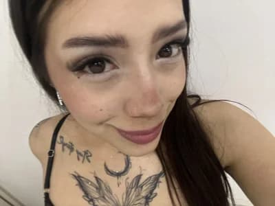 Mobile camming community: join girl AshleyWinslow live