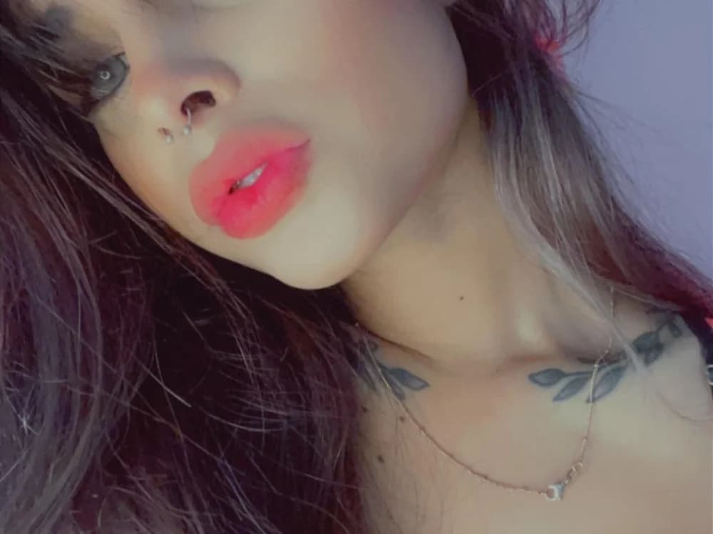 Peruvian Lima shemale streams her world, join the fun on cam. alessia_iris19