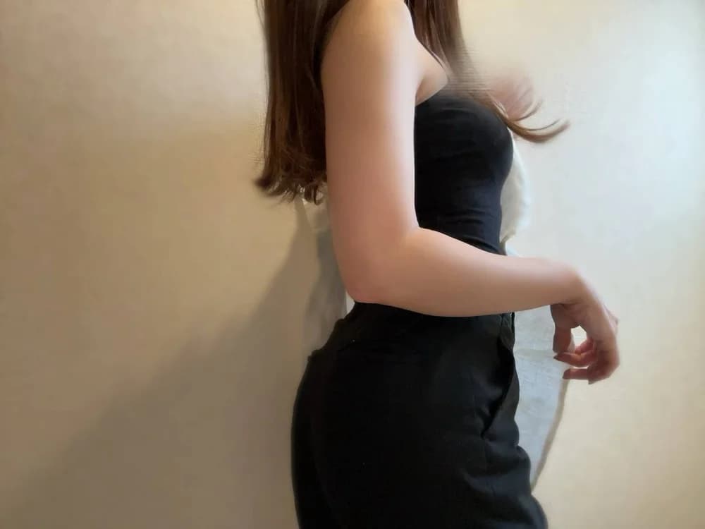Girl pumping cams: private session of pump Hana-ta dominating with her stilettos. Watch now!