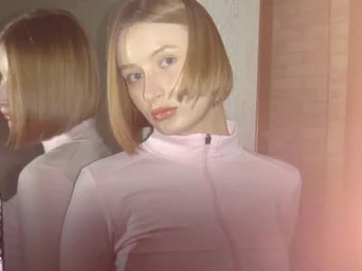 Join DeliciaBagnoli for girls playing video games live on cam.