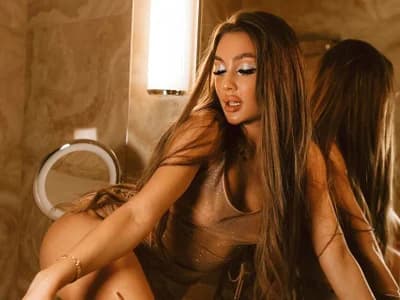 See petite white models show off her charm via girl AnnyBangs's private cam shows.