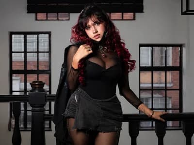 Trans models discreetly offer glory hole fun in private cam sessions with Evangelin_Roux.