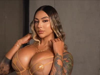 Athletic beauty in action with girl new athletic Miacoleman_'s live show